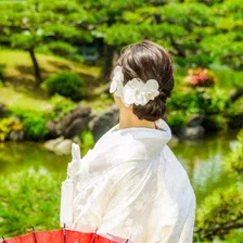 白無垢姿の女性の後ろ姿